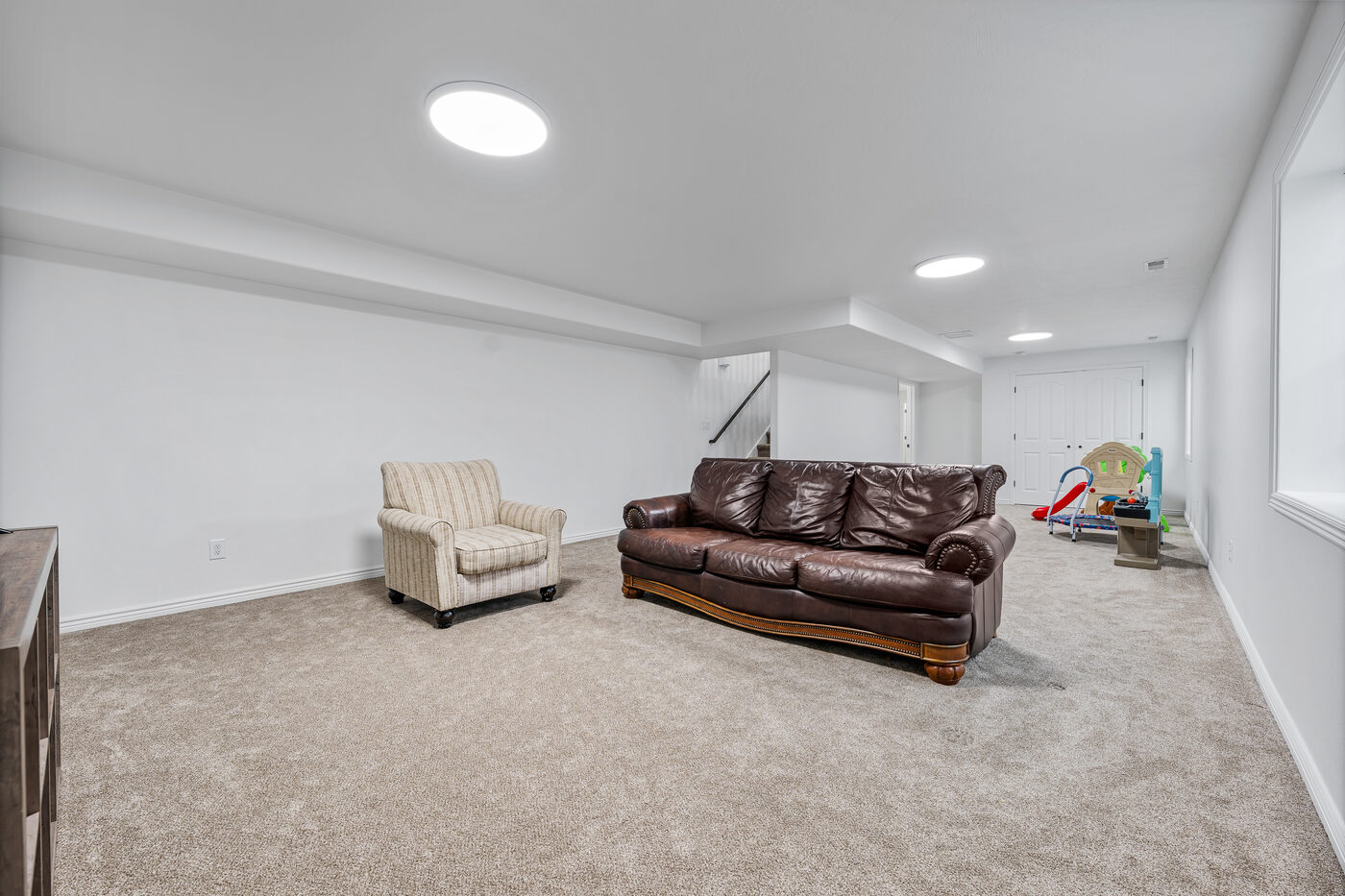 Large basement recreation space with room for activities